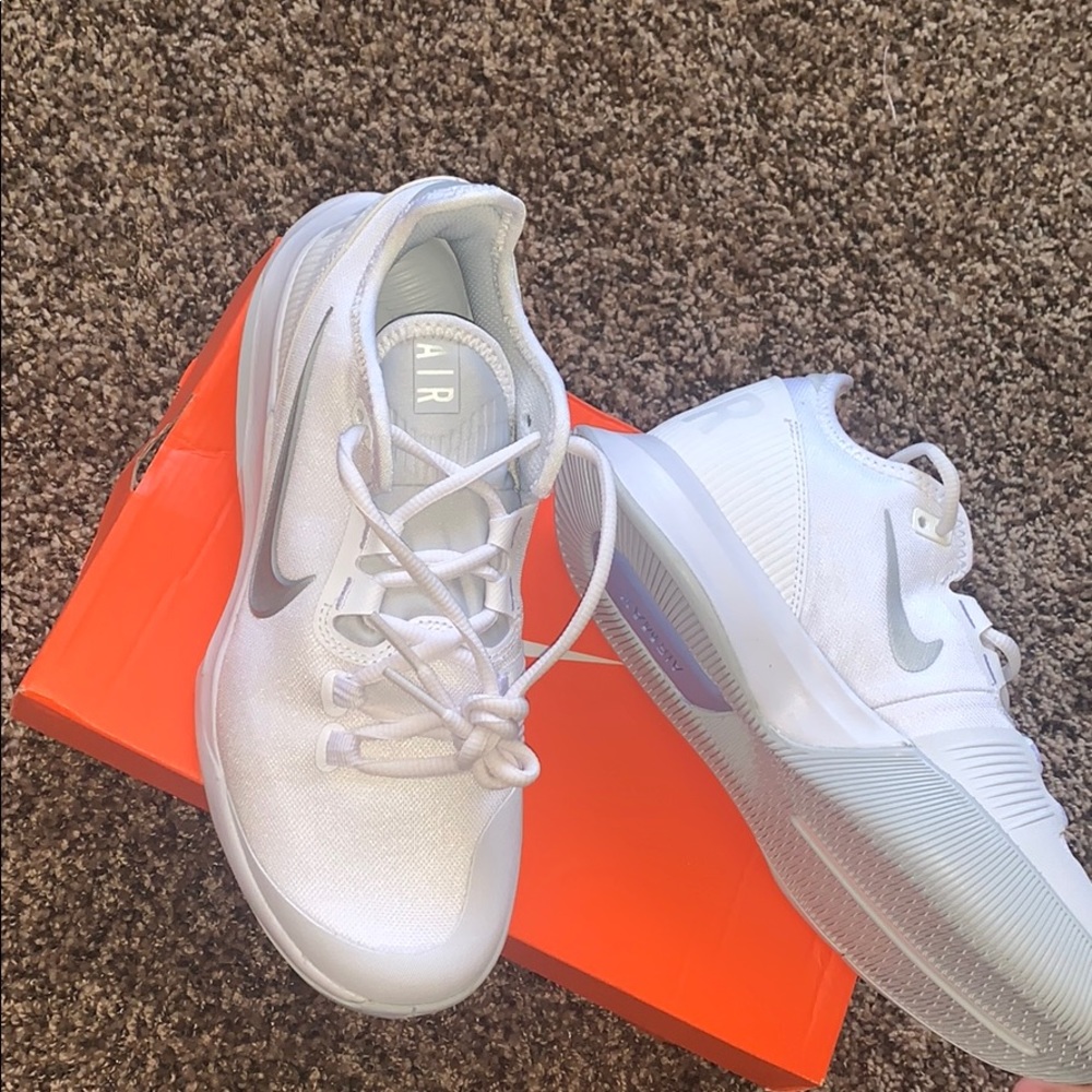Tennis court shoes